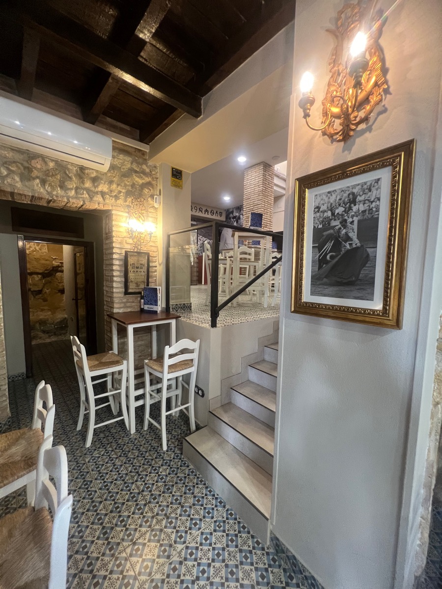 Pasillo interior con cuadro de Manolete toreando